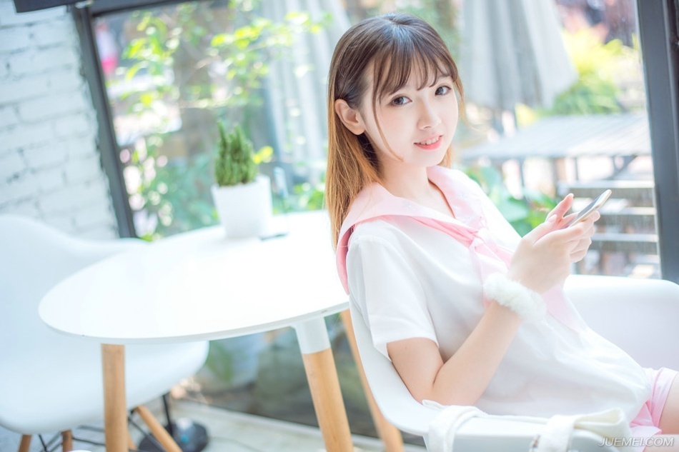 姐妹俩依言进来，大乔担忧的看了小乔一眼，连忙向吕布道：“夫君，妹妹她只是……毕竟当年也算相识一场，并不是……”