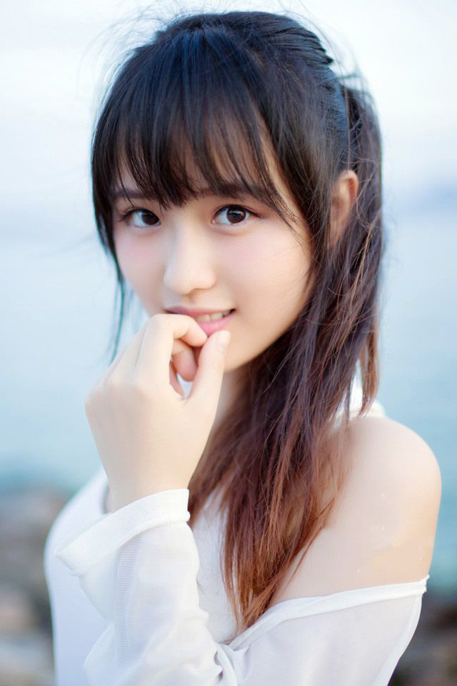 “庞先生误会，此乃刘璝一人之言，与我等无关，我等并无此意。”大帐中，短暂的寂静之后，一名武将突然站出来，微笑着来到庞统身边，瞪眼看向两名刘璝的亲卫，厉声喝道：“大胆，还不松开庞先生。”